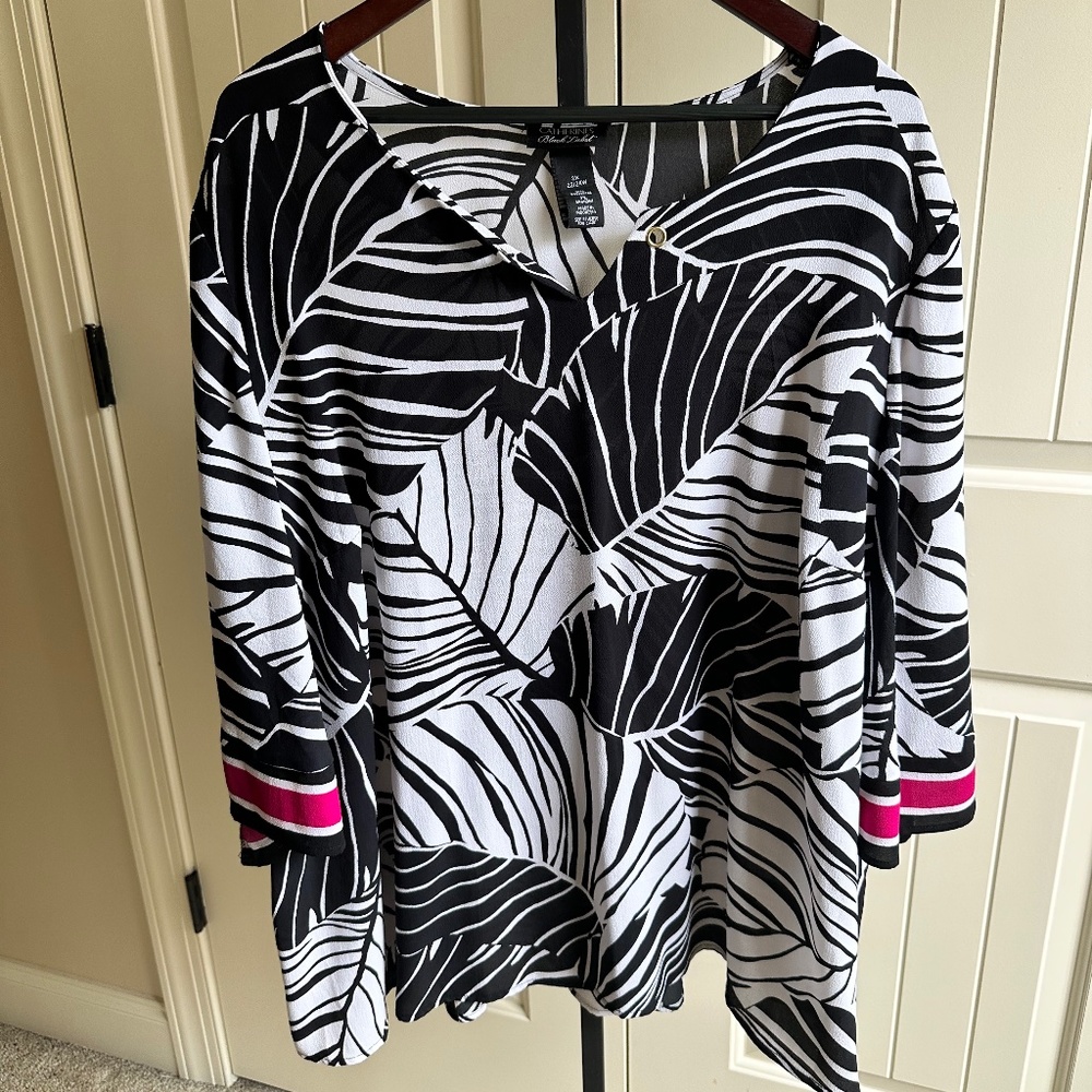 Catherines Plus Size Black/White/Fuchsia Leaf Print Tunic 2X
